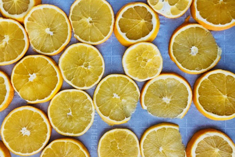 Christmas Activities and Christmas Crafts for Kids: Drying fruit for garlands