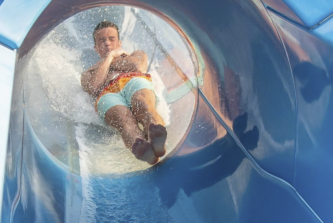 Best Outdoor Water Parks in Los Angeles for Family Fun: Raging Waters
