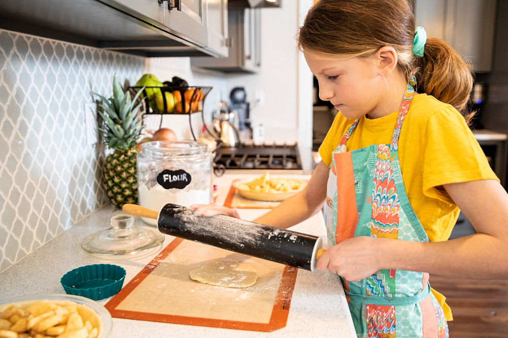 girl making apple pie courtesy of canva