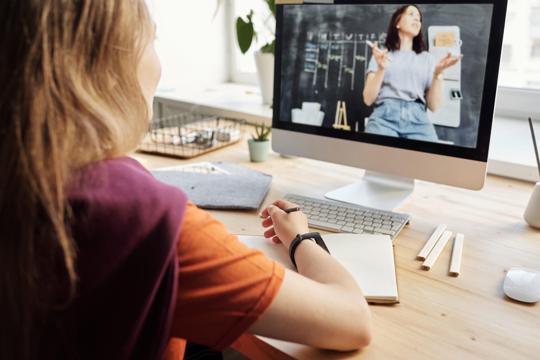 Online school comes in many forms, both private and public. Photo by Julia M Cameron / Pexels